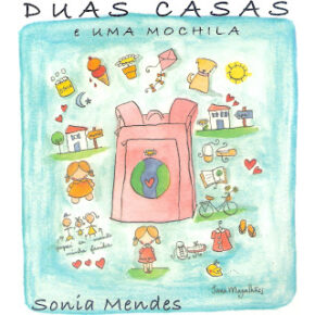 Capa de um dos livros infantis, Duas casas e uma mochila, de Sônia Mendes. Em um fundo verde, há o desenho de uma mochila circulado por desenhos de objetos do dia a dia de uma criança.